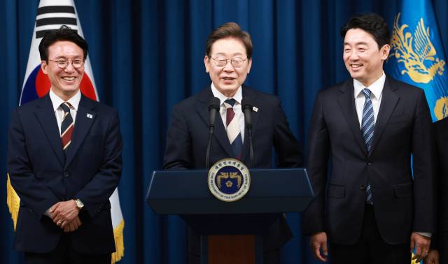 이재명 대통령이 4일 서울 용산 대통령실 청사에서 국무총리 후보자로 김민석 의원(왼쪽), 대통령비서실장으로 강훈식 의원 등 첫 인선을 발표하고 있다. 연합뉴스.