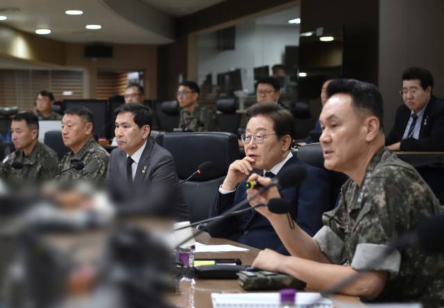 이재명 대통령이 4일 서울 용산구 합동참모본부 전투통제실을 방문해 김명수 합참의장 등 군 지휘부로부터 군사대비태세 보고를 받고 있다. / 국방부 제공