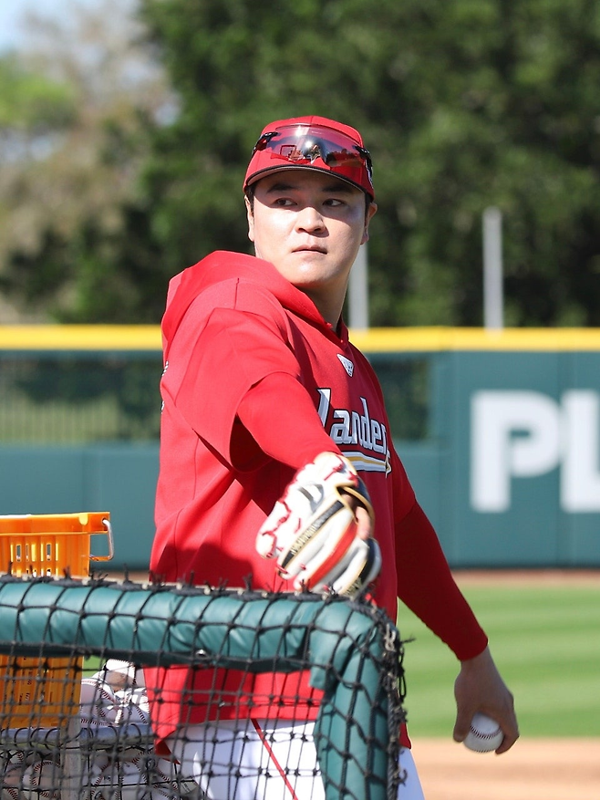 추신수 SSG 구단주 보좌역이 미국 플로리다주 비로비치 스프링캠프에서 배팅볼을 던지며 타격 훈련을 돕고 있다. SSG 랜더스 제공