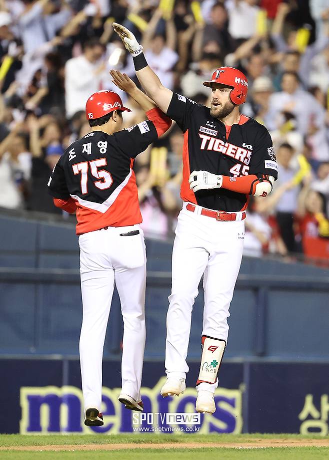 ▲ KIA 패트릭 위즈덤이 41일 만의 홈런으로 팀에 3연승을 안겼다. 4일 두산전에서 3-3으로 맞선 5회 결승 2점 홈런을 터트렸다. 위즈덤의 시즌 10호 홈런이다. ⓒ곽혜미 기자