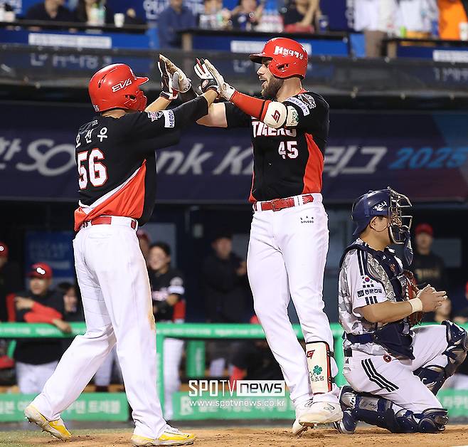 ▲ 위즈덤과 오선우가 기뻐하고 있다. ⓒ곽혜미 기자