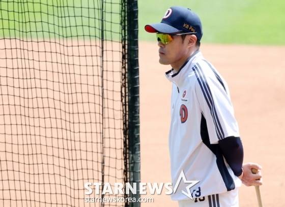 2025 신한 SOL Bank KBO리그 두산 베어스 대 KIA 타이거즈 경기가 3일 서울 잠실야구장에서 열렸다. 두산 조성환 감독 대행이 선수들의 훈련을 지켜보고 있다. /사진=김진경 대기자