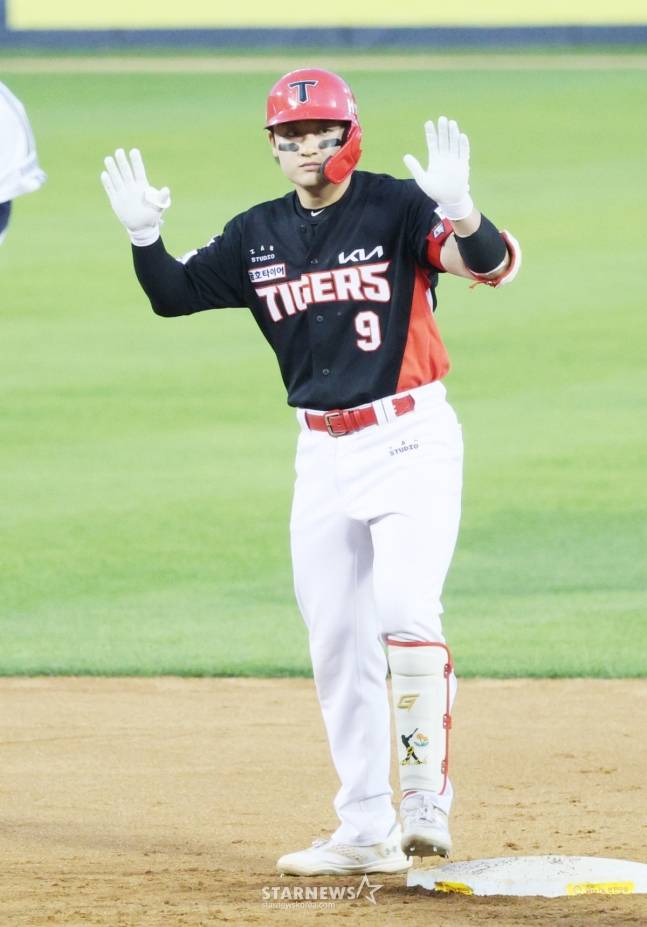 2025 신한 SOL Bank KBO리그 두산 베어스 대 KIA 타이거즈 경기가 3일 서울 잠실야구장에서 열렸다. KIA 윤도현이 8회초 1사 2루에서 1타점 적시타를 날리고 2루까지 출루한 후 타임을 요청하고 있다. /사진=김진경 대기자