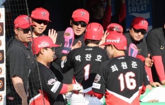 2025 신한 SOL Bank KBO리그 두산 베어스 대 KIA 타이거즈 경기가 3일 서울 잠실야구장에서 열렸다.  KIA 1회초 1사 만루에서 오선우의 선제 2타점 적시 2루타 때 득점한 박찬호와 최원준이 이범호 감독의 환영을 받고 있다. /사진=김진경 대기자