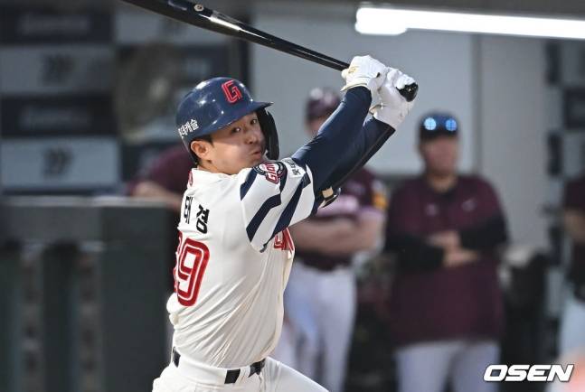 롯데 이태경이 3일 사직 키움전에서 8회말 타격을 하고 있다.