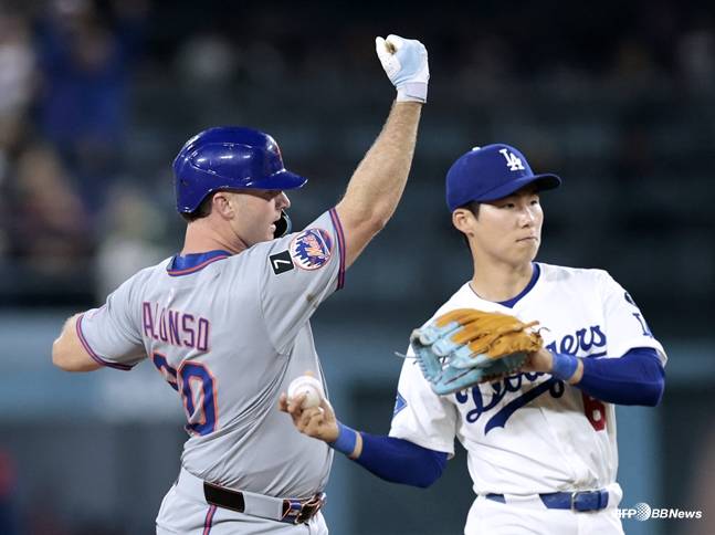 4일 경기 도중 김혜성(오른쪽)이 피트 알론소(왼쪽)의 적시타에 아쉬워하고 있는 모습. /AFPBBNews=뉴스1