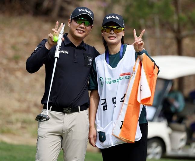 김민수(왼쪽)와 그의 캐디를 맡고 있는 KLPGA 투어 프로 아내 류아라씨. /사진=KPGA