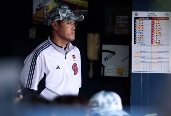 조성환 두산 베어스 감독대행이 3일 잠실 KIA전을 지켜보고 있다. /사진=두산 베어스 제공