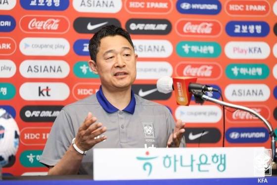 이민성 한국 U-22 축구대표팀 감독이 4일 강원도 원주 인터불고 호텔 헤르메스 홀에서 열린 취임 기자회견에서 취재진의 질문에 답하고 있다. /사진=대한축구협회 제공