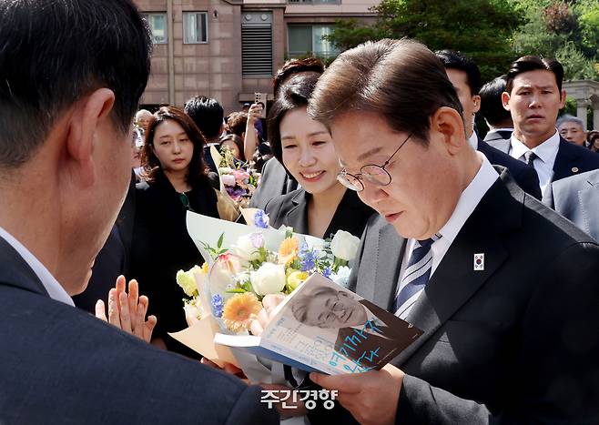 이재명 대통령과 김혜경 여사가 4일 인천 계양구 사저를 출발하며 주민과 인사하고 있다. 대통령실사진기자단