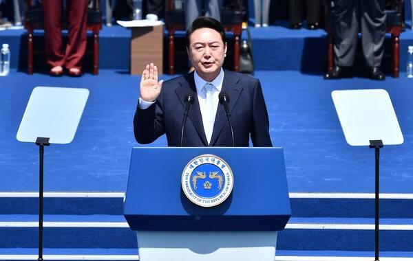 제20대 윤석열 대통령이 서울 여의도 국회에서 열린 취임식에서 선서를 하고 있다. 사진=국회사진취재단