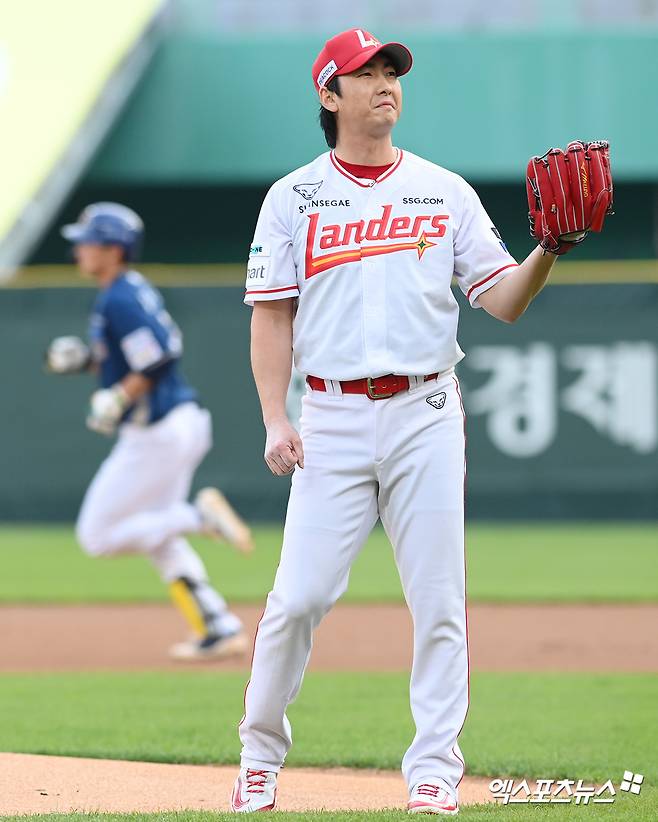 13일 오후 인천SSG랜더스필드에서 열린 '2025 신한 SOL Bank KBO리그' NC 다이노스와 SSG 랜더스의 경기, 1회초 1사 SSG 선발 문승원이 NC 김주원에게 홈런을 허용하고 있다. 엑스포츠뉴스 DB