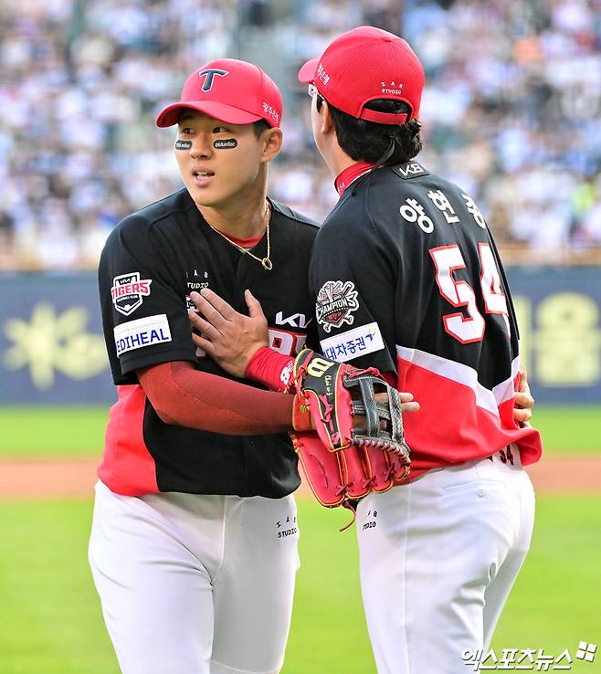 3일 오후 서울 송파구 잠실야구장에서 열린 '2025 신한 SOL Bank KBO리그' KIA 타이거즈와 두산 베어스의 경기, 5회말 수비를 마친 KIA 최원준이 양현종에게 미안함을 전하고 있다. 잠실, 김한준 기자