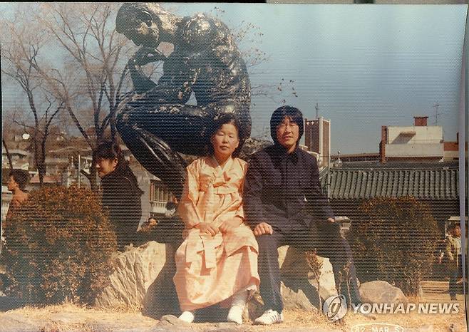 1982년 중앙대 입학식에서 어머니 고(故) 구호명 여사와 기념 촬영을 하는 이재명 대통령의 모습. [이재명 대통령 측 제공. 재판매 및 DB 금지] photo@yna.co.kr
