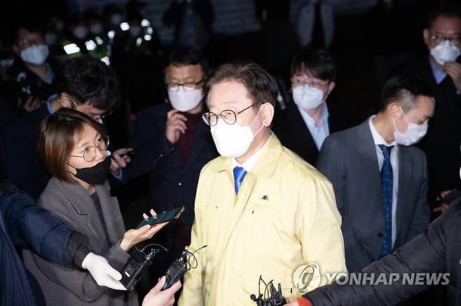 2020년 3월 2일 오후 경기도 가평군 신천지 연수원인 '평화의 궁전'에 당시 경기지사였던 이재명 대통령이 도착해 취재진의 질문에 답변하고 있다. [경기도 제공. 재판매 및 DB금지]