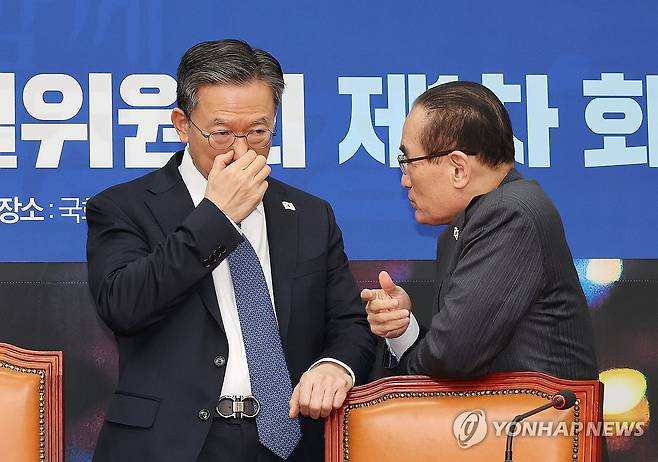 대화하는 정성호-위성락 의원 (서울=연합뉴스) 김주형 기자 =  17일 오전 국회에서 열린 더불어민주당 내란극복·국정안정특별위원회 1차 회의에 참석한 정성호(왼쪽), 위성락 의원이 대화하고 있다. 2024.12.17 kjhpress@yna.co.kr