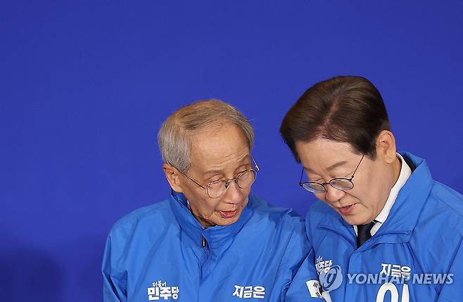 이재명과 윤여준 (서울=연합뉴스) 박동주 기자 = 30일 서울 여의도 국회 의원회관에서 열린 더불어민주당 제21대 대통령선거 '진짜 대한민국' 중앙선거대책위원회 출범식에서 이재명 대선 후보와 윤여준 상임총괄선대위원장이 단상을 내려가고 있다. 2025.4.30 pdj6635@yna.co.kr
