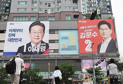 이재명-김문수    (의왕=연합뉴스) 홍기원 기자 = 제21대 대통령선거를 하루 앞둔 2일 경기도 의왕시 한 건물에 더불어민주당 이재명 후보와 국민의힘 김문수 후보 대형 현수막이 걸려 있다. 2025.6.2
    xanadu@yna.co.kr
