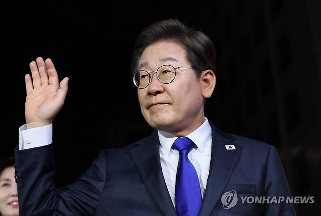 민주당사 도착한 이재명 후보 (서울=연합뉴스) 김주성 기자 = 제21대 대통령 당선이 확실시되는 더불어민주당 이재명 대선 후보가 4일 선대위원장들에게 감사 인사를 하기 위해 서울 여의도 당사로 들어가고 있다. 2025.6.4 [공동취재] utzza@yna.co.kr