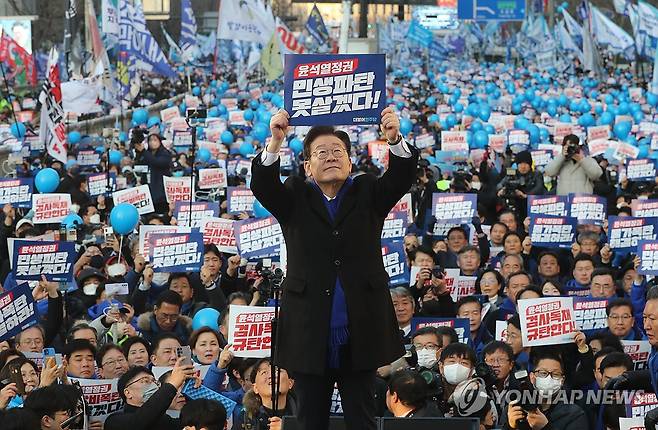 [이재명 당선 확실] 정부 규탄 손팻말 든 이재명 (서울=연합뉴스) 더불어민주당 이재명 대선 후보가 제21대 대통령 당선인으로 확실시되고 있다. 사진은 지난 2023년 2월 4일 서울 세종대로에서 열린 윤석열 정권 민생파탄 검사독재 규탄대회에서 무대에 올라 정부 규탄 손팻말을 들고 있는 모습. 2025.6.4 [연합뉴스 자료사진] photo@yna.co.kr