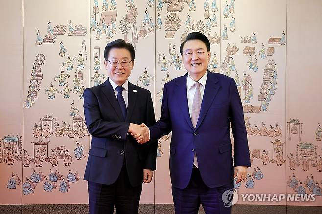 2024년 4월 29일 당시 윤석열 대통령과 더불어민주당 이재명 대표가 서울 용산 대통령실 청사에서 열린 영수회담 종료 뒤 기념촬영을 하고 있다. [대통령실 제공. 재판매 및 DB 금지]