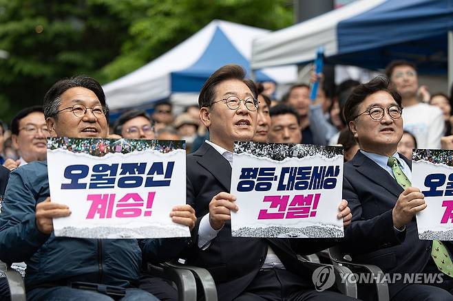 구호 외치는 이재명 후보 (광주=연합뉴스) 황광모 기자 = 더불어민주당 이재명 대선후보가 17일 광주광역시 동구 금남로에서 열린 5ㆍ18 광주민주화운동 45주기 전야제에 참석해 손팻말을 들고 구호를 외치고 있다.
    (왼쪽부터) 강기정 광주시장, 이 후보, 우원식 국회의장. 2025.5.17 [공동취재] hkmpooh@yna.co.kr