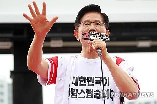 동대구역 광장 연설하는 김문수 후보 (대구=연합뉴스) 류영석 기자 = 국민의힘 김문수 대선 후보가 제21대 대통령선거 선거일을 하루 앞둔 2일 동대구역 광장에서 시민들에게 지지를 호소하고 있다. 2025.6.2 [공동취재] ondol@yna.co.kr