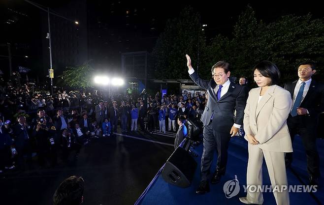 인사하는 이재명 당선인과 김혜경 여사 [연합뉴스 자료사진]