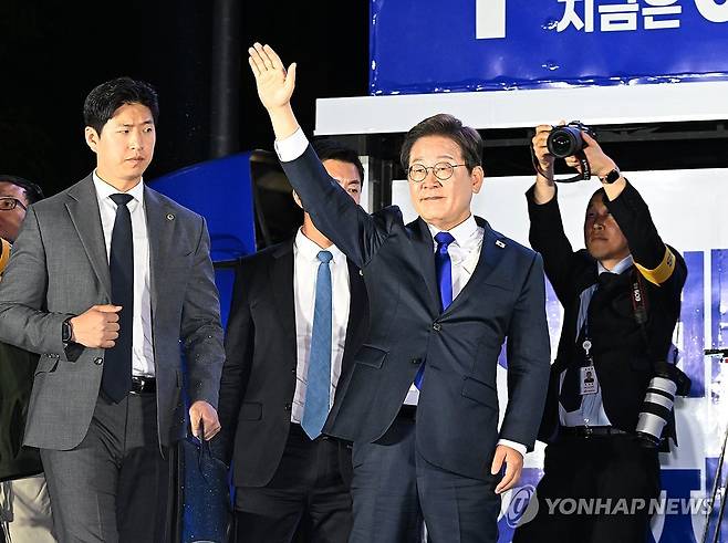 인사하는 이재명 후보 (서울=연합뉴스) 김주성 기자 = 제21대 대통령 당선이 확실시되는 더불어민주당 이재명 대선 후보가 4일 서울 여의도 국회 인근에서 당 주최로 열린 국민개표방송 행사에 참석해 시민들을 향해 인사하고 있다. 2025.6.4 [공동취재] utzza@yna.co.kr