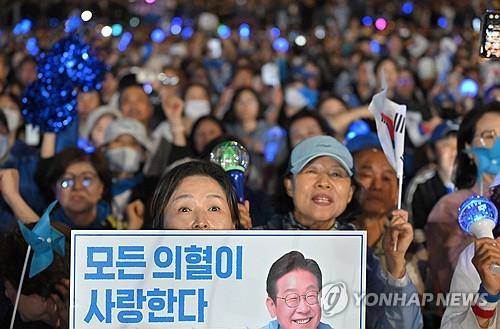 이재명 후보 연설 듣는 지지자들     (서울=연합뉴스) 김주성 기자 = 4일 서울 여의도 국회 인근에서 더불어민주당 주최로 열린 제21대 대통령 선거 국민개표방송 행사에 참석한 시민들이 당선이 확실시되는 이재명 대선 후보의 연설을 듣고 있다. 2025.6.4 [공동취재]
    utzza@yna.co.kr