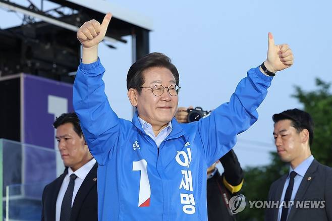 충주시민들에게 인사하는 이재명 (충주=연합뉴스) 김주성 기자 = 더불어민주당 이재명 대선 후보가 지난달 30일 충북 충주시 충주체육관 시계탑광장에서 유세를 마친 뒤 시민들에게 인사하고 있다. 2025.5.30 utzza@yna.co.kr