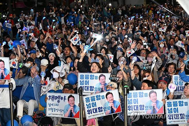 '당선 확실' 방송 나오자 환호하는 지지자들 (서울=연합뉴스) 김주성 기자 =  4일 서울 여의도 국회 인근에서 더불어민주당 주최로 열린 제21대 대통령 선거 국민개표방송 행사에 참석한 시민들이 방송예측시스템에서 이재명 대선 후보의 '당선 확실'이 나오자 환호하고 있다. 2025.6.4 [공동취재] utzza@yna.co.kr
