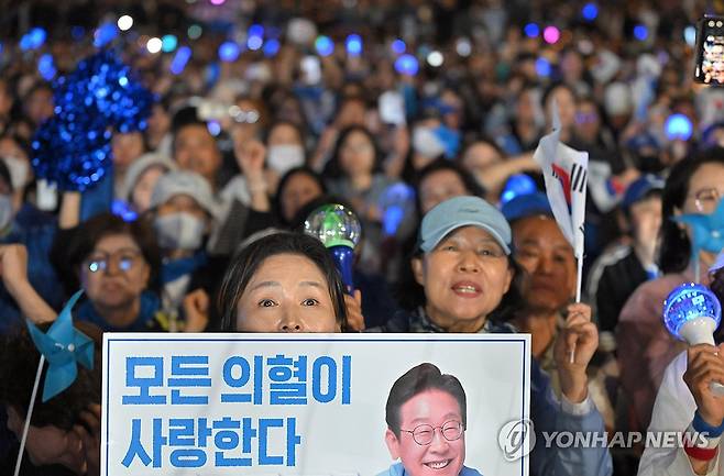이재명 후보 연설 듣는 지지자들 (서울=연합뉴스) 김주성 기자 = 4일 서울 여의도 국회 인근에서 더불어민주당 주최로 열린 제21대 대통령 선거 국민개표방송 행사에 참석한 시민들이 당선이 확실시되는 이재명 대선 후보의 연설을 듣고 있다. 2025.6.4 [공동취재] utzza@yna.co.kr