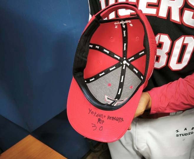 홍원빈의 모자 안쪽에 적어둔 벤추라의 이름과 등번호.  [촬영= 김동찬]