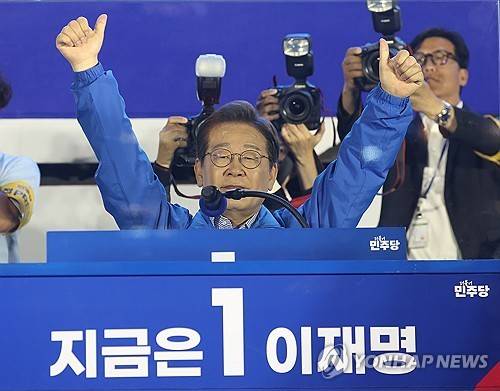 시민들에게 인사하는 이재명 후보     (서울=연합뉴스) 김도훈 기자 = 더불어민주당 이재명 대선 후보가 선거를 하루 앞둔 지난 2일 서울 여의도공원 마지막 유세에서 연설을 마친 뒤 시민들에게 인사하고 있다. 2025.6.2
    superdoo82@yna.co.kr