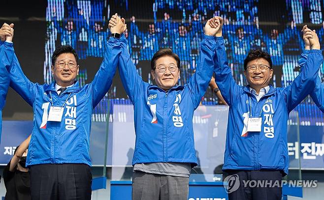 울산 찾은 이재명 후보 (울산=연합뉴스) 김주성 기자 = 더불어민주당 이재명 대선 후보가 막바지 '험지 공략'에 나선 1일 울산광역시 일산해수욕장 앞에서 시민들에게 인사하고 있다. 2025.6.1 [공동취재] utzza@yna.co.kr