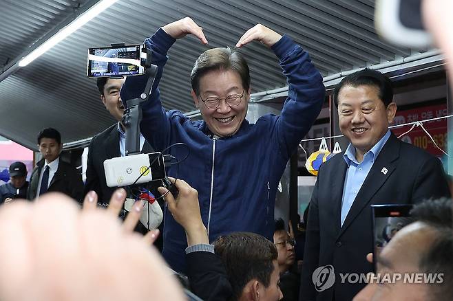 고성 주민들에게 하트 인사하는 이재명 후보 (고성=연합뉴스) 김주성 기자 = 더불어민주당 이재명 대선 후보가 '골목골목 경청투어' 접경지역 방문 이틀째인 지난 달 2일 강원도 고성군 거진 전통시장에서 주민들에게 하트 인사를 하고 있다. 2025.5.2 utzza@yna.co.kr