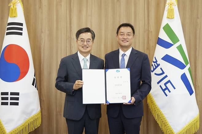 임명장 받은 윤준호 정무수석(오른쪽) [경기도 제공. 재판매 및 DB 금지]