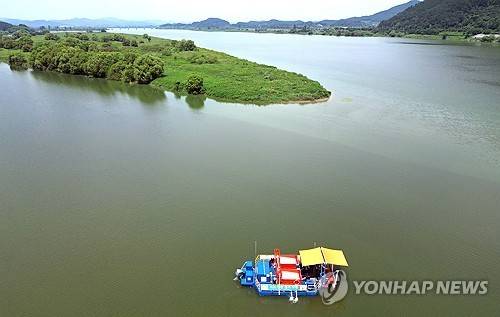 2024년 8월 창녕함안보 녹조제거선  [연합뉴스 자료사진]