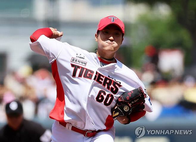 역투하는 김도현 (광주=연합뉴스) 조남수 기자 = 18일 광주기아챔피언스필드에서 열린 프로야구 두산 베어스와 KIA 타이거즈의 경기. KIA 선발투수 김도현이 1회말에 투구하고 있다. 2025.5.18 iso64@yna.co.kr