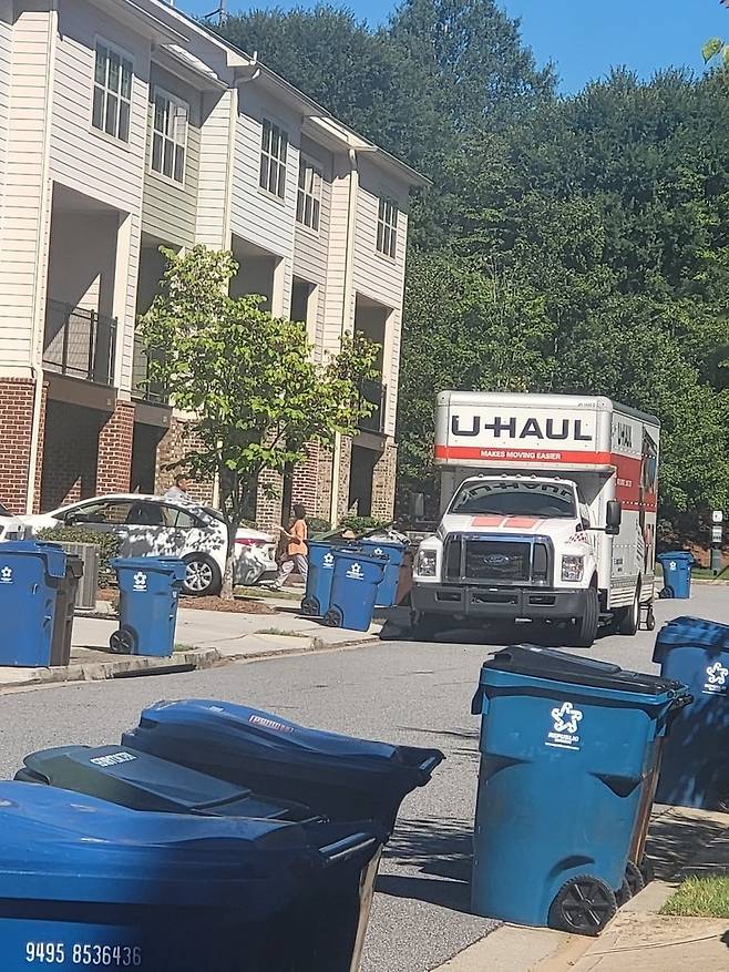 피의자 일가족이 머물던 고급 주택에서 이사가는 모습 [독자 제공. 재판매 및 DB 금지]