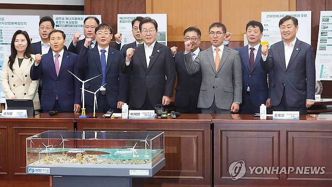 이재명 경선 후보, 새만금33센터에서 기념촬영 (김제=연합뉴스) 최영수 기자 = 더불어민주당 이재명 대선 경선 후보가 24일 오전 전북 새만금33센터를 방문해 재생에너지 관련한 간담회 후 기념촬영하고 있다. 2024.4.24 [전북사진기자단. 재판매 및 DB 금지] kan@yna.co.kr