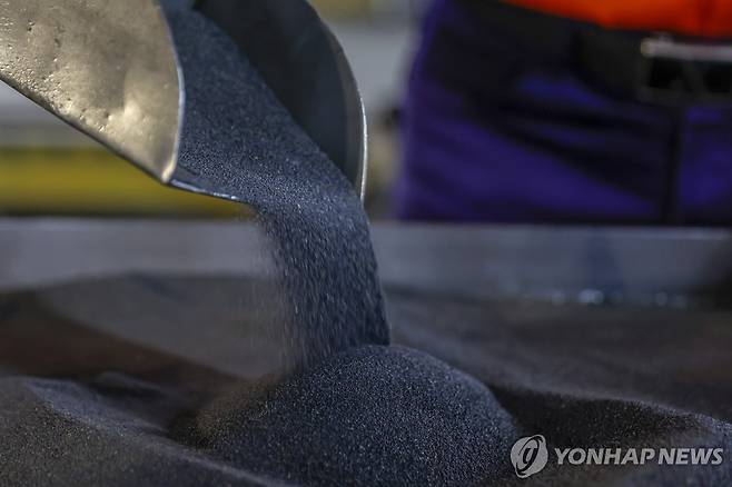 인도네시아 니켈 가공 인도네시아 남술라웨시주 소로와코에 있는 니켈 가공 공장에서 작업자가 니켈 매트 품질을 검사하고 있다.
[EPA 연합뉴스 자료사진. 재판매 및 DB 금지]