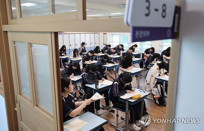 대학수학능력시험 6월 모의평가 시험 준비 [연합뉴스 자료사진]