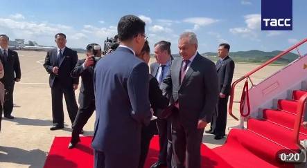 평양 순안공항에 도착한 러시아 안보수장 세르게이 쇼이구 [타스 영상 캡처. 재판매 및 DB 금지]