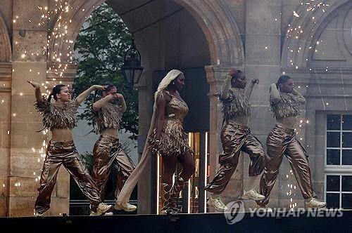 지난해 7월 파리올림픽 개막식에서 공연하는 프랑스 가수 아야 나카무라 [AFP 연합뉴스 자료사진. 재판매 및 DB 금지]