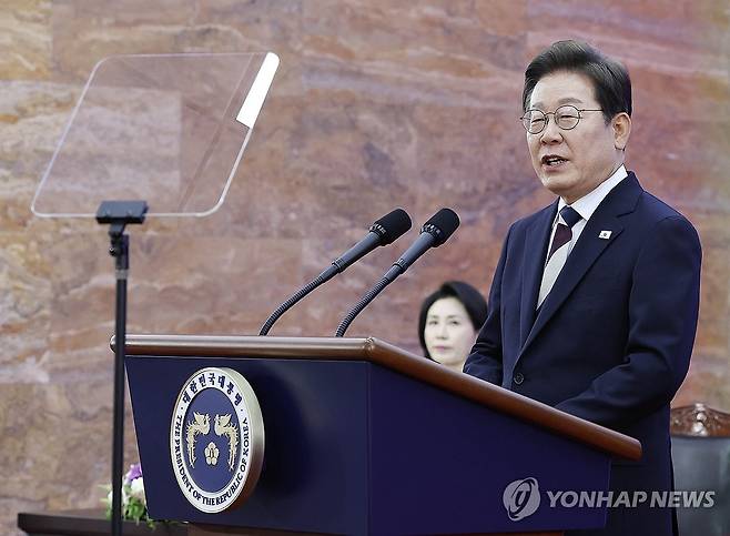 취임 연설하는 이재명 대통령 (서울=연합뉴스) 이재명 대통령이 4일 서울 여의도 국회에서 열린 제21대 대통령 취임선서식에서 취임 연설을 하고 있다. 2025.6.4 [국회사진기자단] photo@yna.co.kr