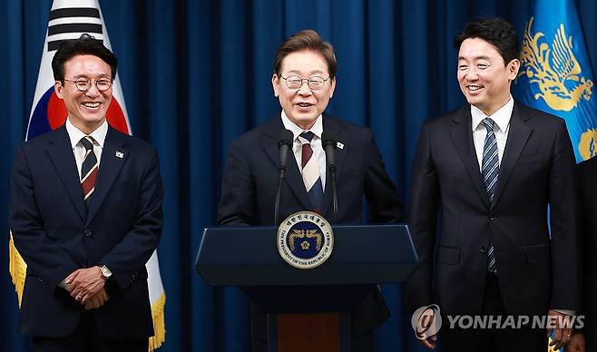 이재명 대통령, 정부 첫 인선 발표 (서울=연합뉴스) 홍해인 기자 = 이재명 대통령이 4일 서울 용산 대통령실 청사에서 국무총리 후보자로 김민석 의원(왼쪽), 대통령비서실장으로 강훈식 의원 등 첫 인선을 발표하고 있다. 2025.6.4 hihong@yna.co.kr