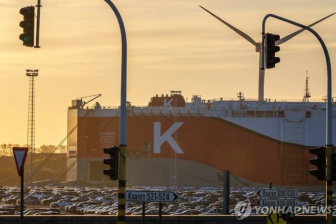유럽의 한 항구에 세워져 있는 차량들 [EPA=연합뉴스 자료사진. 기사 내용과 무관함]
