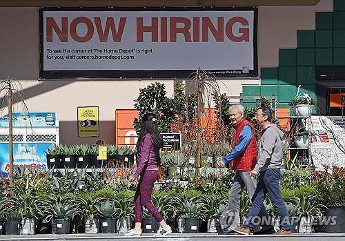 캘리포니아주 홈디포 매장의 구인 포스터 [AFP 연합뉴스 자료사진. 재판매 및 DB 금지]